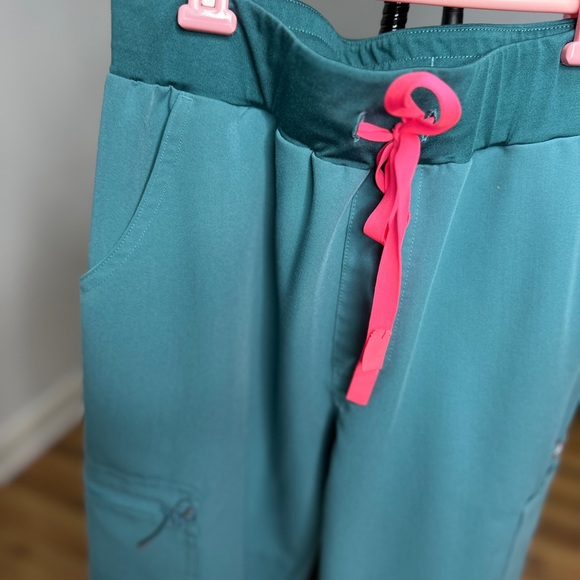 Limited Edition Figs in Hydrogreen XS/P - Picture 5 of 16